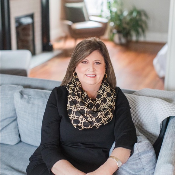 Meet your Posher, Cynthia - Picture 3 of 4